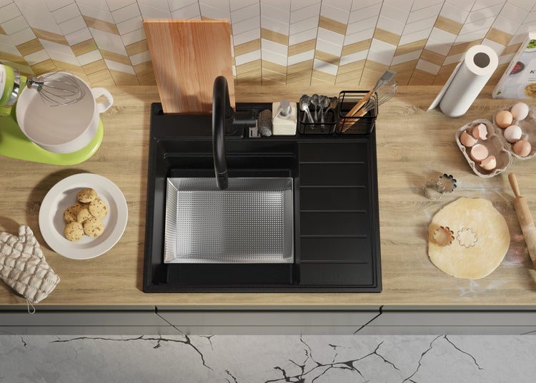 Spüle mit Armatur auf einer Küchenarbeitsplatte mit Lebensmitteln