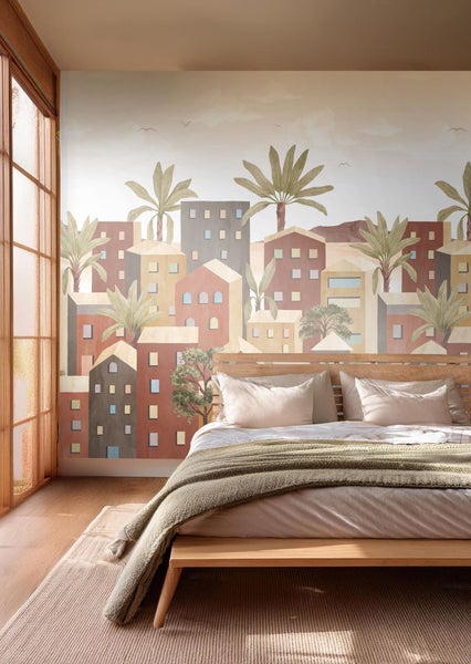 Helles Schlafzimmer mit gemusterten Tapeten und Holzbett