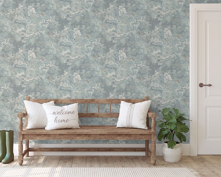 Dekoratives Zimmer mit gemusterten Tapeten, Holzbank und Zimmerpflanze.
