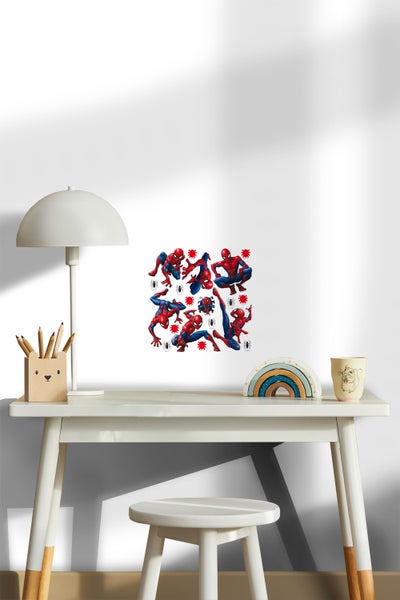 Szene mit einem Schreibtisch, einem Stuhl und einem Wandaufkleber mit Spider-Man Motiven