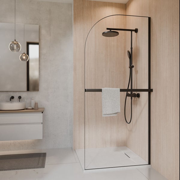 Moderne Walk-In Dusche mit bogenförmiger Glaswand, schwarzem Rahmen und Duschsystem. Badezimmer mit Wänden in Holz- und Betonoptik.