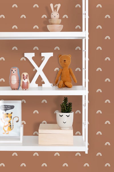 Kinderzimmerregal mit Dekorationsobjekten wie Holzspielzeug, Stofftier und Zimmerpflanze