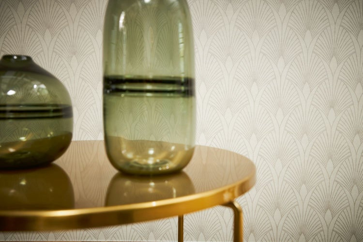 Heller Wohnraum mit Essbereich, Dekoration und passender Wandgestaltung