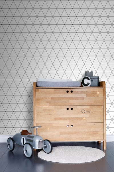 Kinderzimmer Szene mit Holzkommode, Spielzeugauto und Teppich