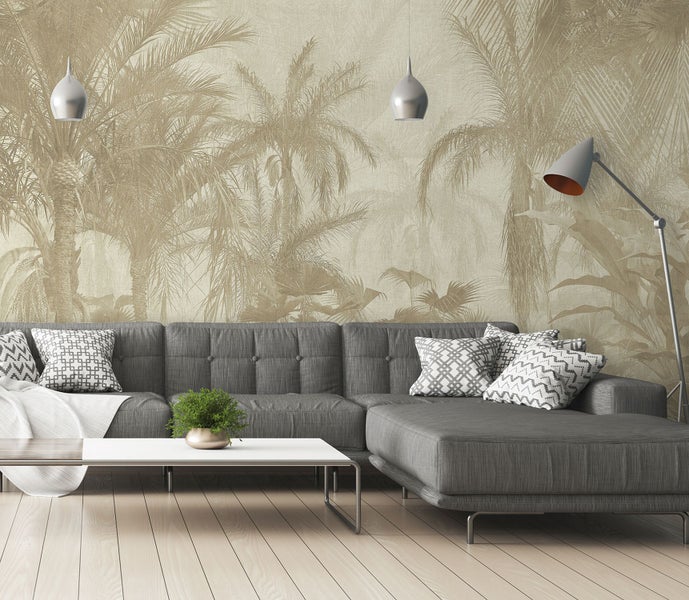 Wohnzimmer mit grauer Couch, Couchtisch und Palmen-Tapete für ein helles Ambiente.