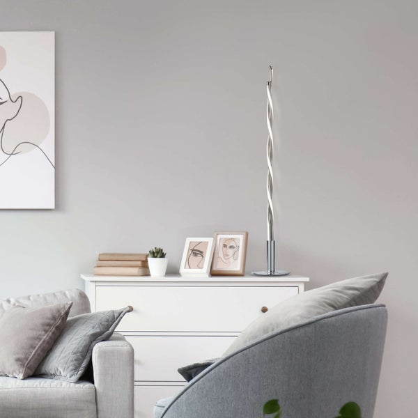 Wohnzimmer mit Kommode, Sessel und spiralförmiger Stehlampe