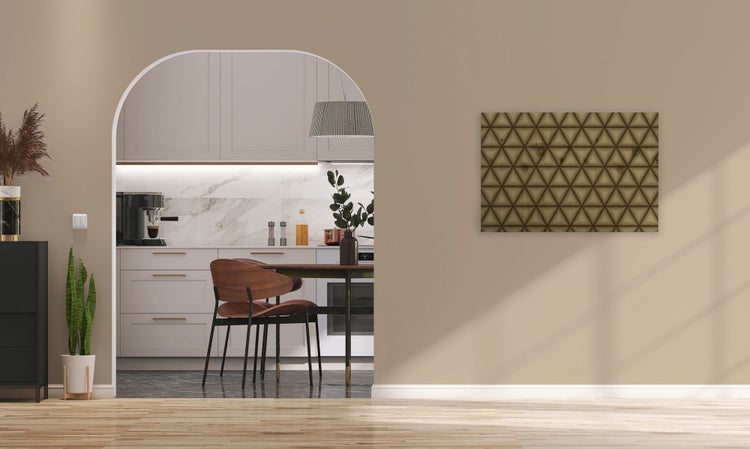 Wohnraum mit Wandbild aus dreieckigen Holzpaneelen neben einem Torbogen mit Blick in eine moderne Küche mit Essbereich.