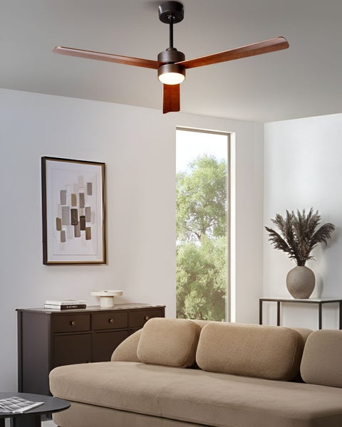 Deckenventilator mit Beleuchtung in einem Wohnzimmer