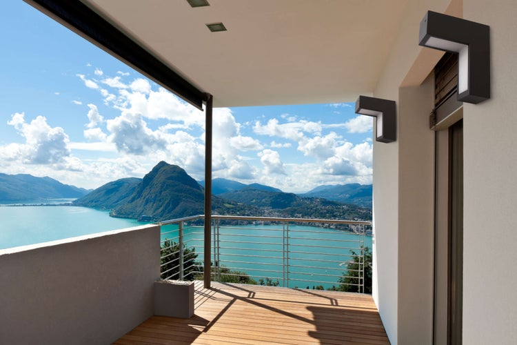 Moderne Sockelleuchte in L-Form für den Außenbereich