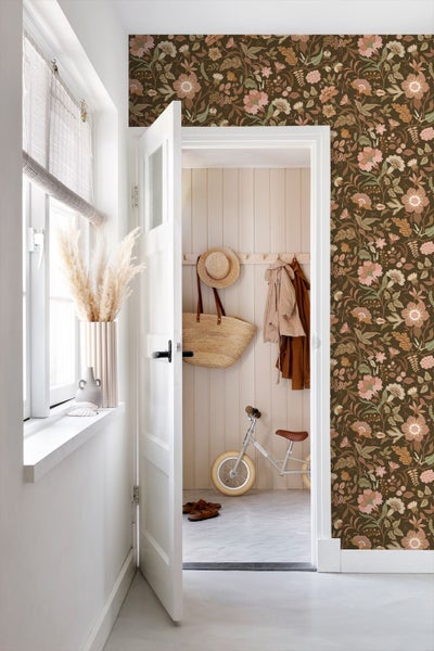 Tapete mit detailliertem floralem Muster, klassisches Design mit großen Blüten und Blättern im botanischen Stil.