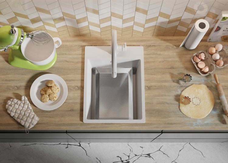 Küchenszene mit Spüle, Armatur, Geschirrtüchern, Küchenmaschine und Zutaten zum Backen.