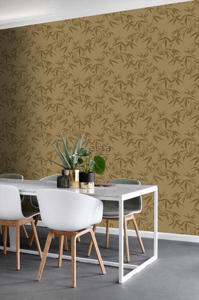 Esszimmer mit Esstisch, Stühlen und einer Wand mit Bambusmuster-Tapete