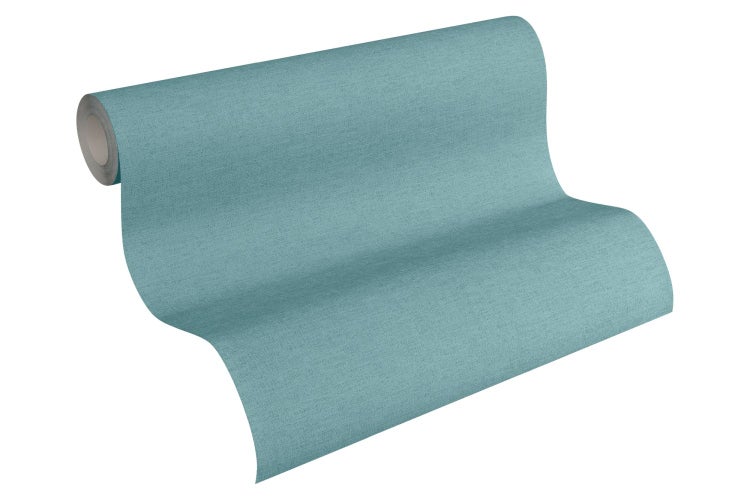 Badezimmer mit Waschtisch, Spiegel, Beleuchtung und Duschkabine.