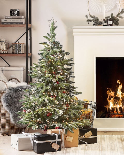 Weihnachtsdekoration mit Weihnachtsbaum, Geschenken und Kamin