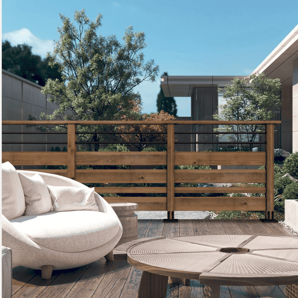 Moderner Sichtschutz aus Holz und Metall auf einer Terrasse mit Gartenmöbeln und Blick in den grünen Garten.