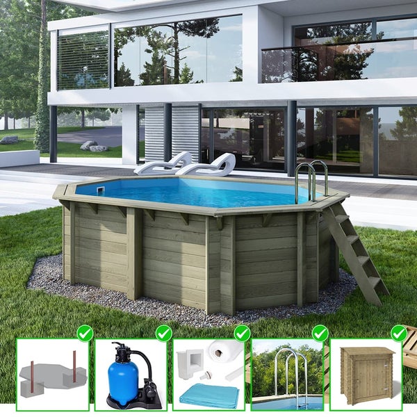 Aufstellpool mit Holzverkleidung im Garten mit Zubehör dargestellt.