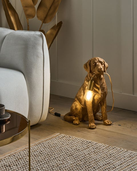 Dekorative Hundelampe im Wohnzimmer mit Sofa und Teppich