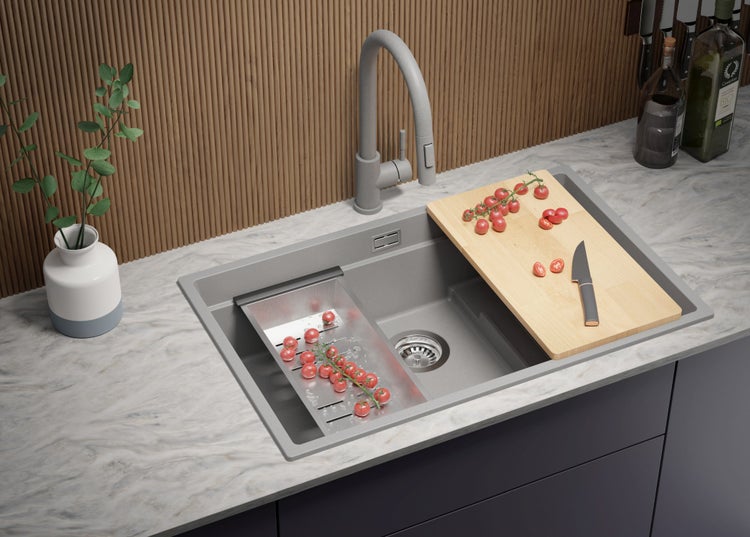 Küchenspüle mit Abtropfschale, Schneidebrett, Armatur und Tomaten