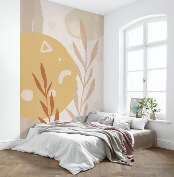 Schlafzimmer mit einer Vliestapete mit abstraktem botanischem Muster an der Wand