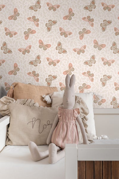 Zimmer mit Tapete mit Schmetterlingsmuster, Kissen und Stofftierhase