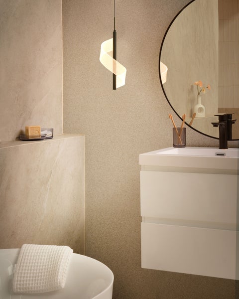 Modernes Badezimmer mit Waschbeckenunterschrank, Spiegel und spiralförmiger Hängeleuchte