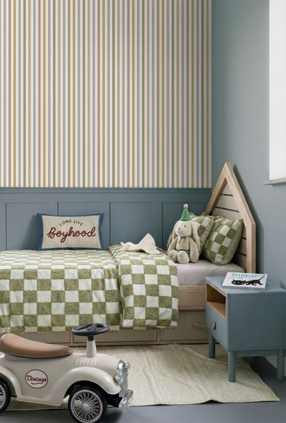 Kinderzimmer mit vertikal gestreifter Tapete über blauer Wandpaneele, Holzhausbett mit karierter Bettwäsche und Spielzeugauto.