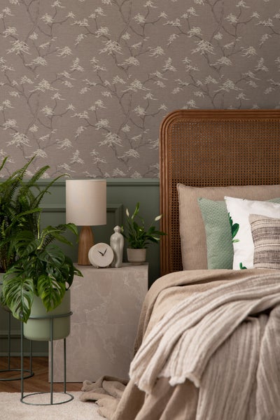 Dekorative Wand mit Kassettenmuster und Konsole mit Pflanze, Lampe und Dekoration