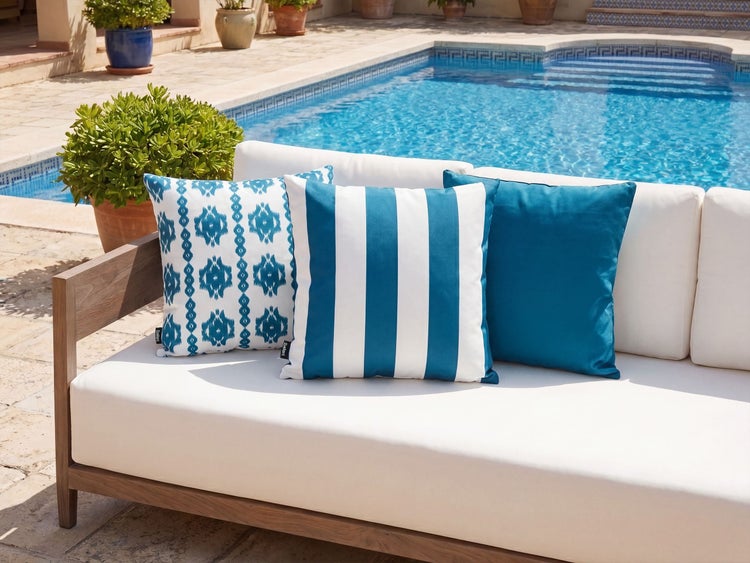 Dekorative Szene mit blauen Kissen mit Hirschmotiv auf einem Sofa, ergänzt durch einen Esstisch und einen Weihnachtsbaum.