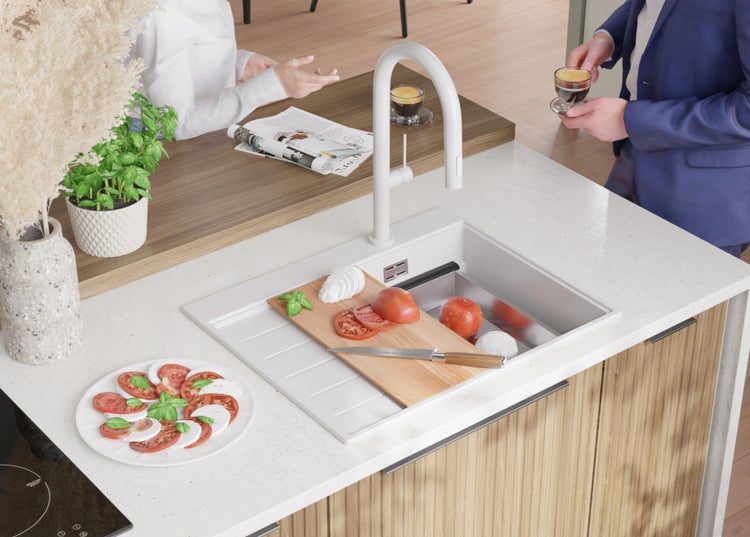 Helle Küche mit Spüle, Armatur, Schneidebrett und Speisen für die Zubereitung