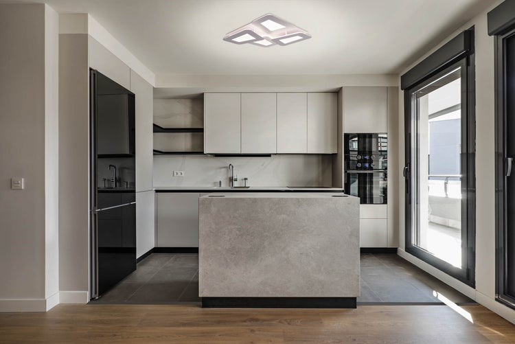 Moderne Küche mit Kücheninsel, Einbauschränken und Deckenleuchte