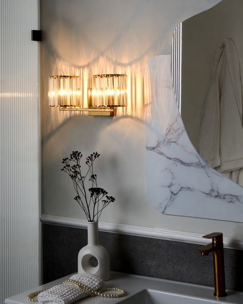 Badezimmerinterieur mit Wandleuchte, Spiegel und Waschbecken
