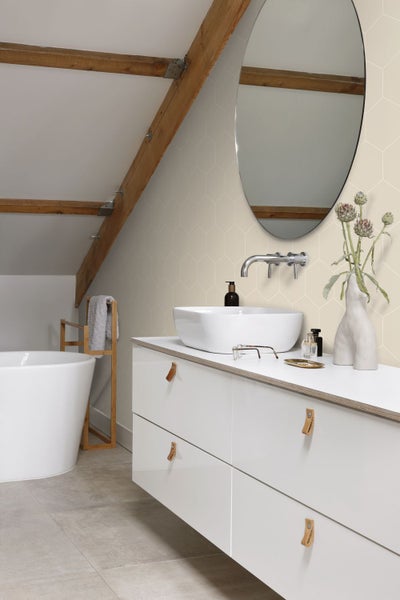 Badezimmer mit Waschbecken, Spiegel und weißem Unterschrank