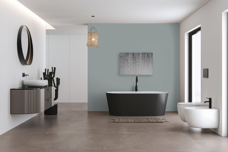 Modernes, geräumiges Badezimmer mit freistehender Badewanne, wandhängendem Waschbeckenunterschrank, Bidet und WC in minimalistischem Design.