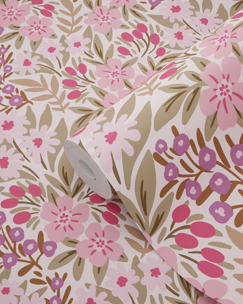 Brauner Pavillon im Garten mit Bäumen