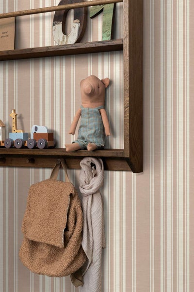 Vlies Tapete mit klassischem Streifenmuster an einer Wand mit einem Holzregal, das mit Kinderspielzeug und Dekorationen bestückt ist.
