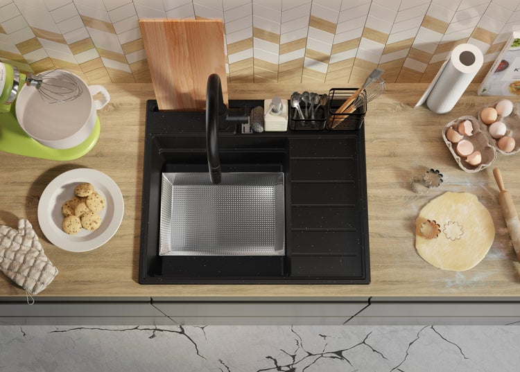 Küchenszene mit Spüle, Arbeitsplatte und verschiedenen Küchenutensilien zum Backen.