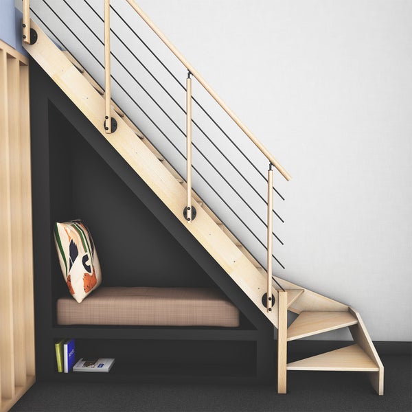 Holztreppe mit Stauraum und Sitzgelegenheit