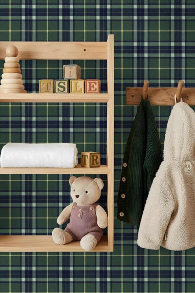 Vliestapete mit grünem Karomuster in einem organisierten Kinderzimmer mit Holzregal, Kinderspielzeug und einer Wandgarderobe.