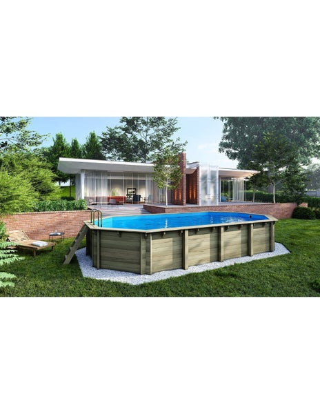 Holzpool mit Leiter im Garten