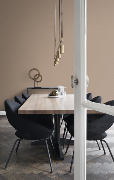 Esszimmer mit Esstisch, Stühlen und Pendelleuchte