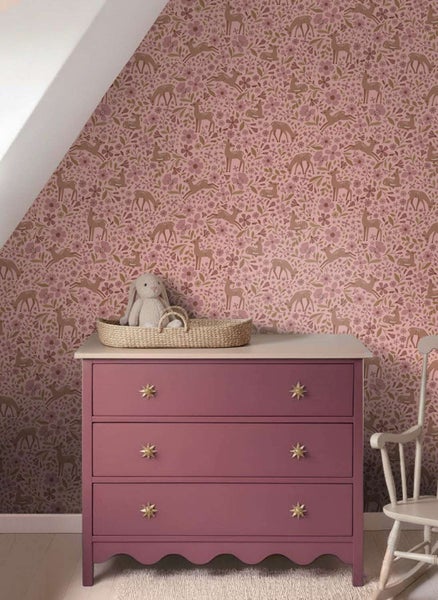 Vliestapete mit Reh und Blumen Muster in einem Kinderzimmer mit einer Kommode und einem Kuscheltier.