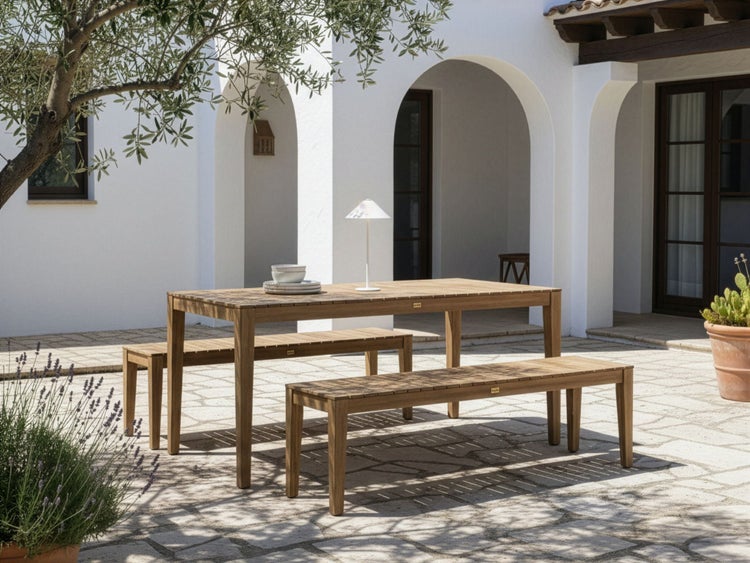 Holz Gartentischgruppe mit zwei Bänken auf einer Terrasse