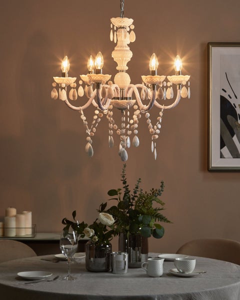 Weißer Kronleuchter mit sechs Leuchten und dekorativen Anhängern