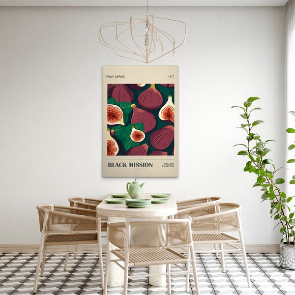 Esszimmer mit Tisch, Stühlen und einem gerahmten Bild mit Feigenmotiven an der Wand