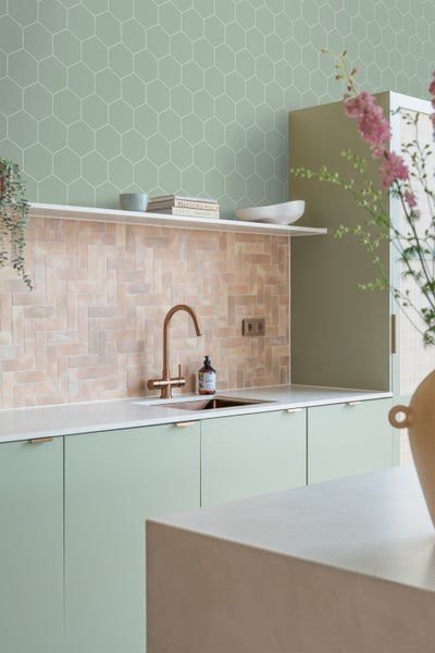 Küchenszene mit Spüle, Armatur und Fliesenrückwand im Fischgrätmuster