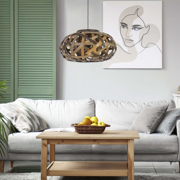 Wohnzimmer mit Rattanhängelampe, Sofa und Holztisch