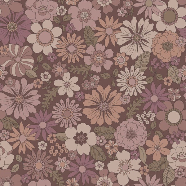 Zimmer mit floraler Tapete, Holzbett und geflochtenem Korb