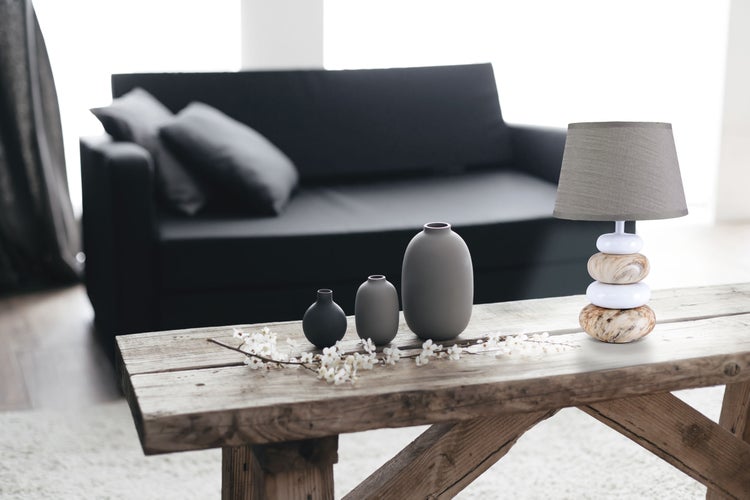 Dekorative Szene mit Sofa, Holztisch, Lampe und Vasen