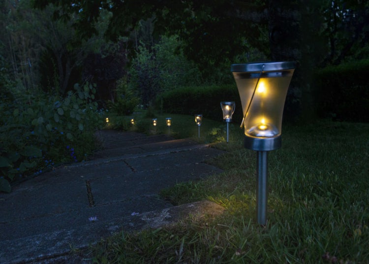 Beleuchteter Gartenweg mit Solarleuchten