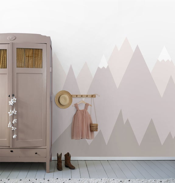 Kinderzimmer mit Kleiderschrank, Wandtattoo mit Bergmotiv, Kleid, Hut und Stiefeln